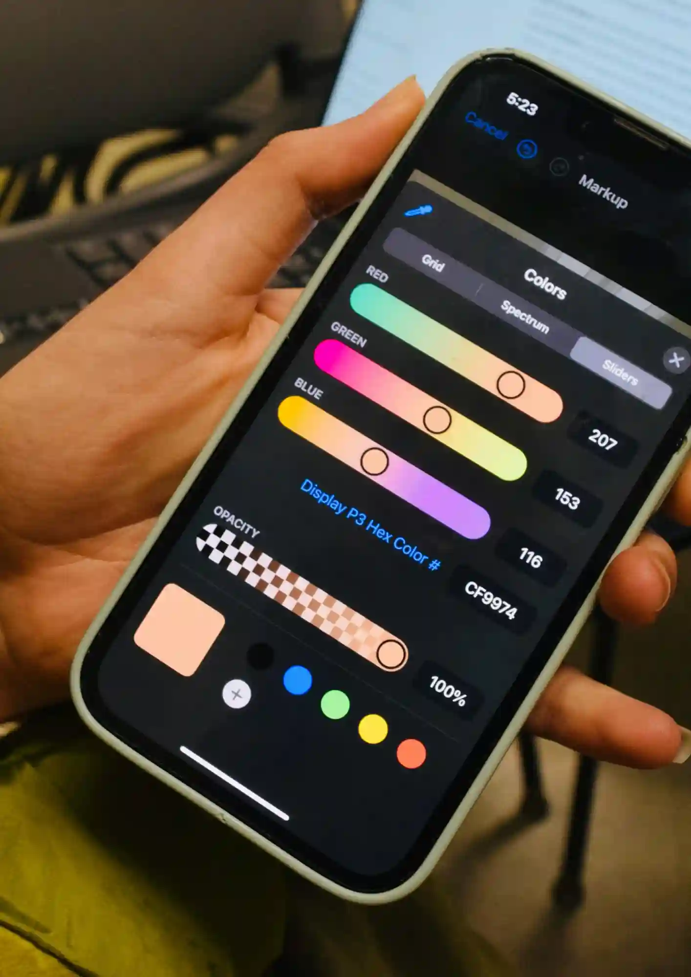Equipo de empresa revisando panel de aplicación de negocio