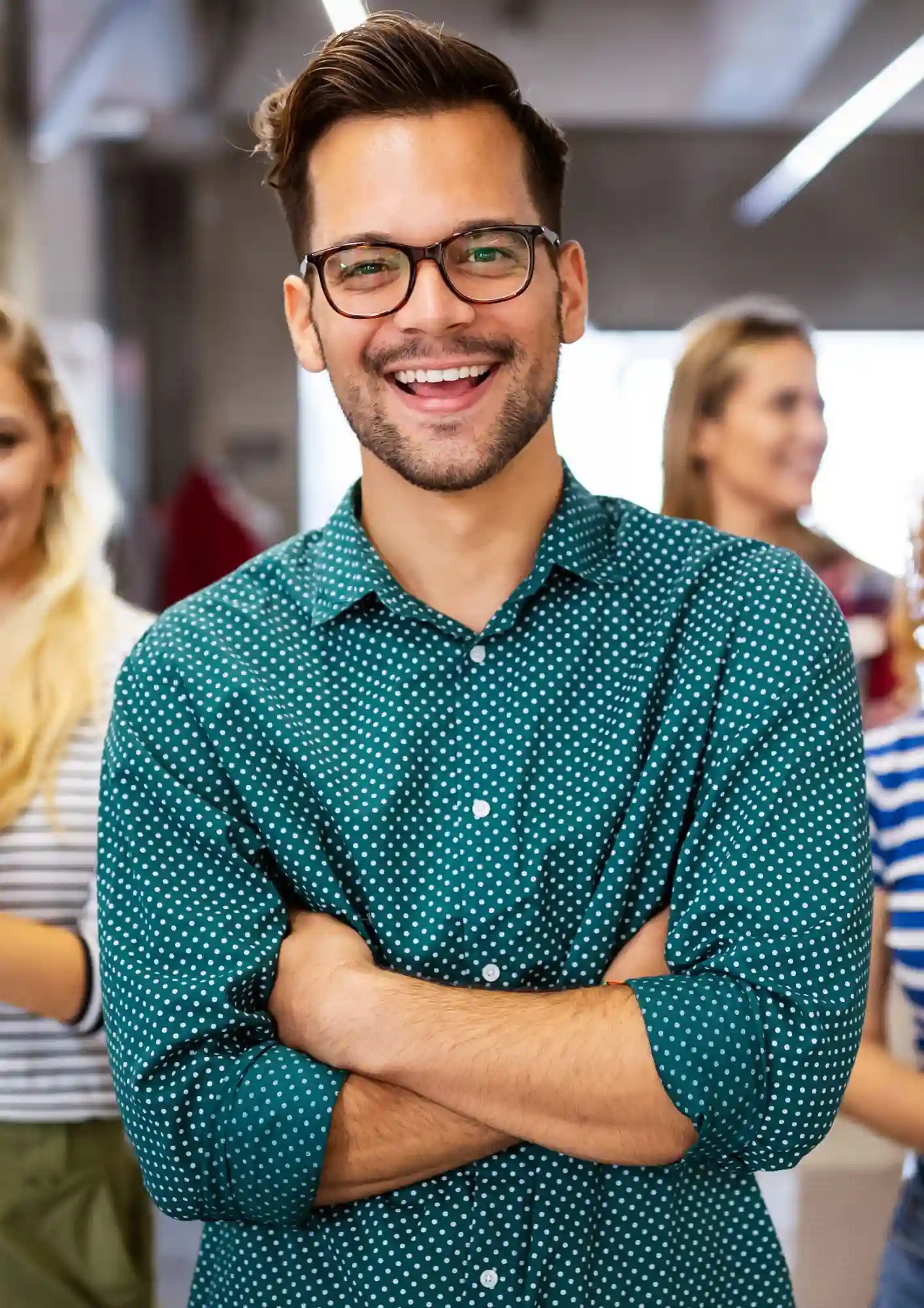 Equipo profesional trabajando en oficina moderna
