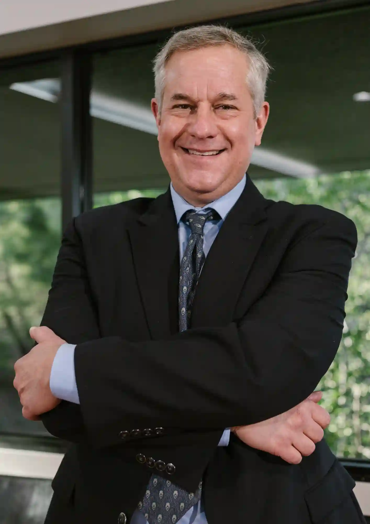 Profesional de negocios en oficina corporativa